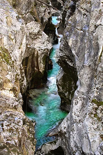 Soča v ozkih koritih