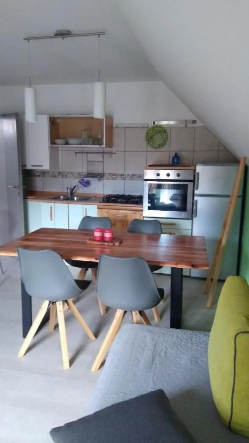 Kuhinja z jedilno mizo pod poševnim stropom