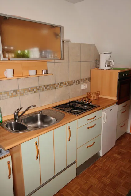 Kuhinjski pult s štedilnikom in pomivalnim koritom