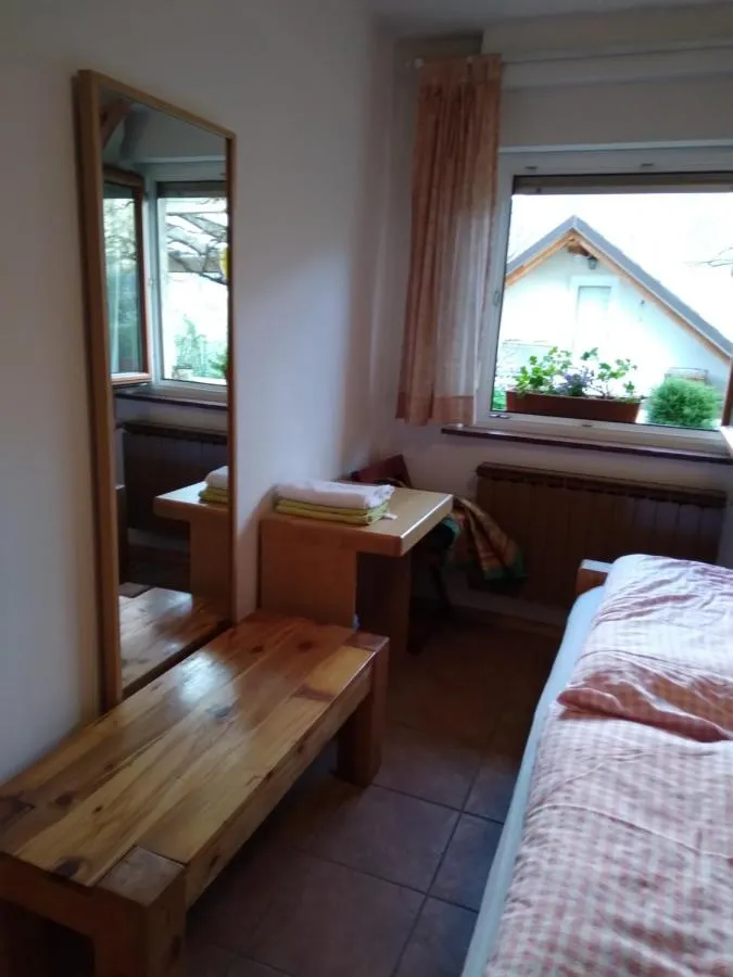 Spalnica z zakonsko posteljo