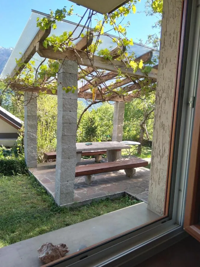 Pogled skozi okno na pergolo na vrtu